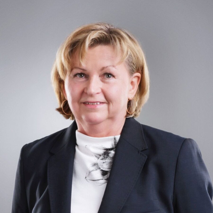 Kandidatinnenfoto der vBPin und StBin Elfriede Litzelbeck. Sie ist die wp-net Listenführerin der vBP-Liste bei den WPK-Beiratswahlen 2026. Elfriede Litzelbeck steht für die diskriminierungsfreie Berufszusammenführung des vBP-Berufs mit dem WP-Beruf.